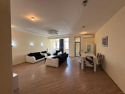 Satılır 4 otaqlı mənzil 212 m²