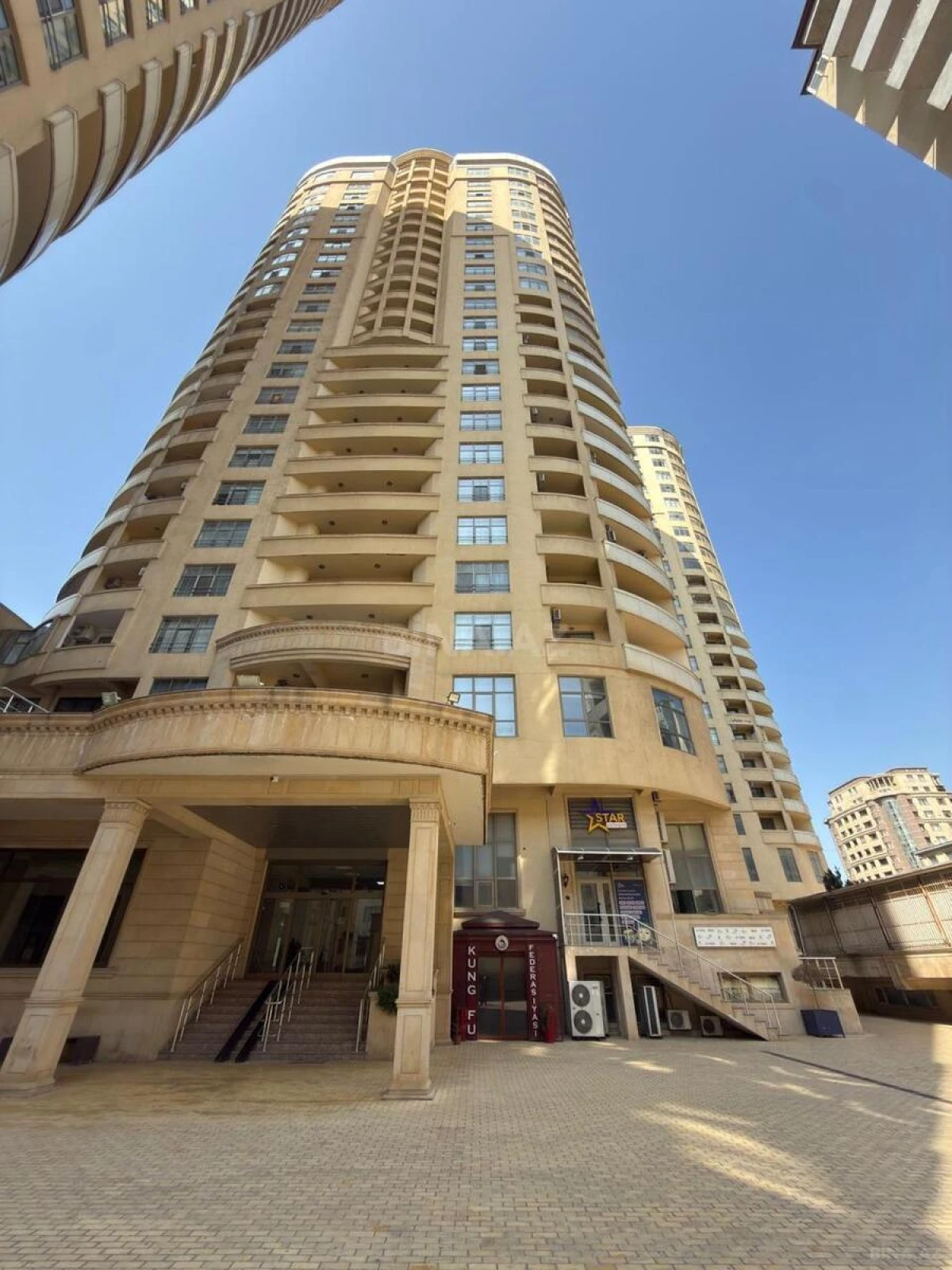 Satılır 4 otaqlı mənzil 212 m²