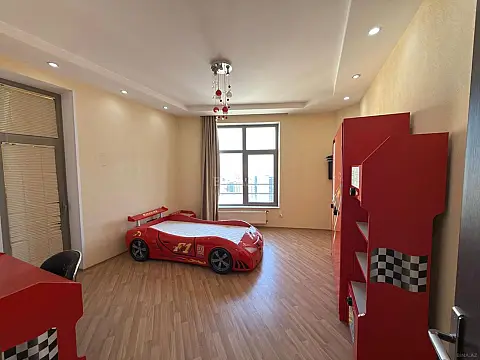 Satılır 4 otaqlı mənzil 212 m²