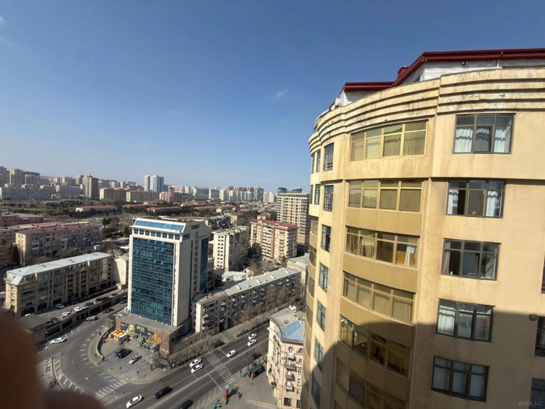 Satılır 4 otaqlı mənzil 212 m²