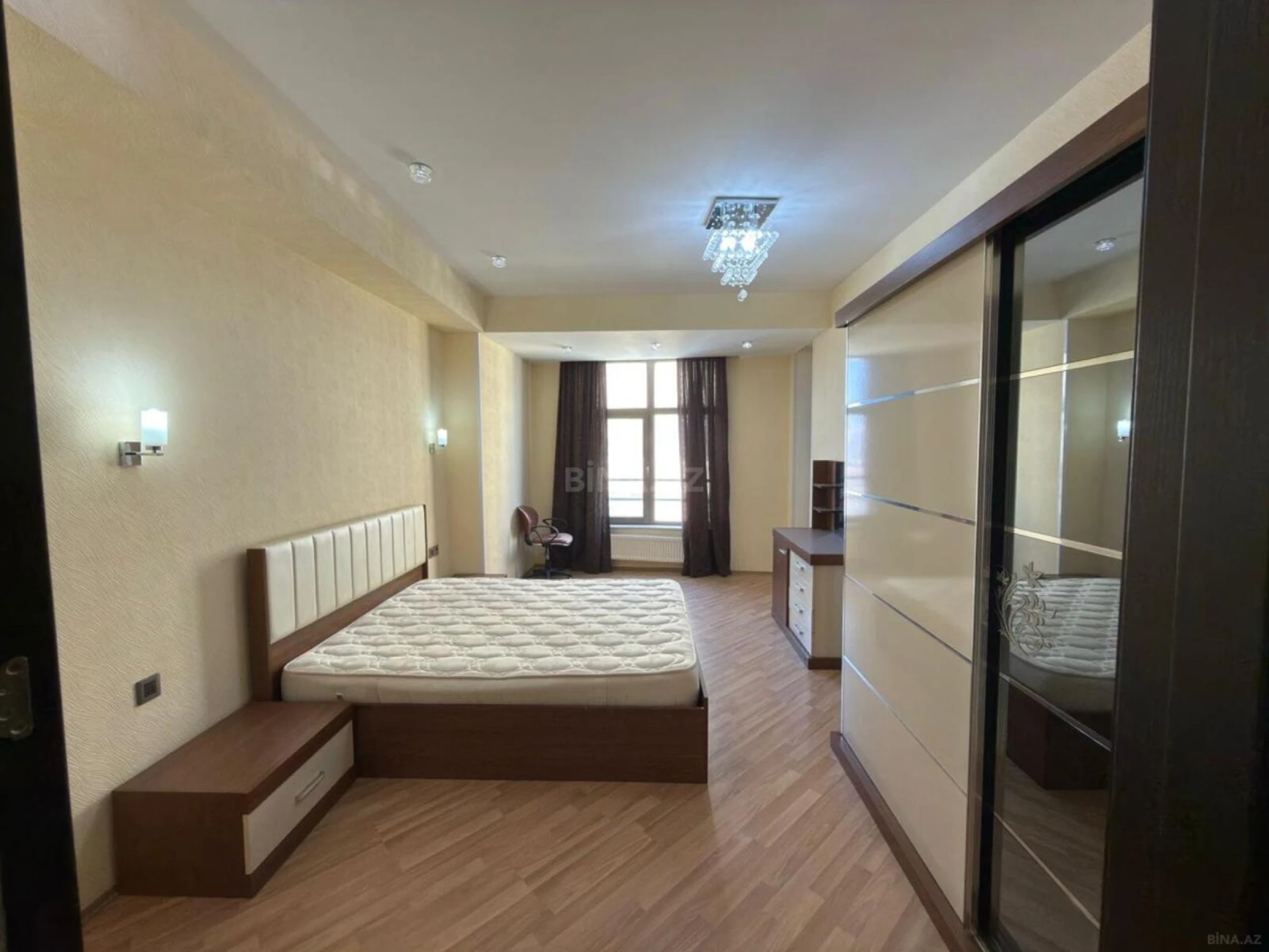 Satılır 4 otaqlı mənzil 212 m²
