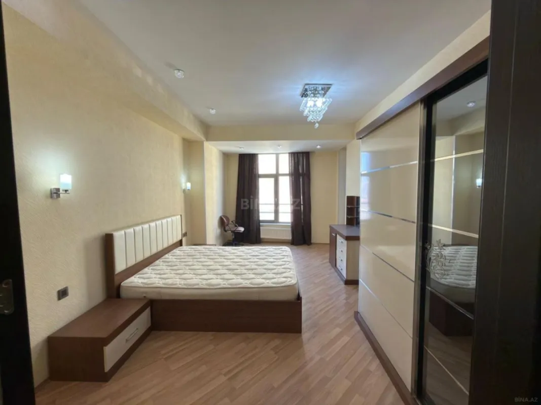 Satılır 4 otaqlı mənzil 212 m²