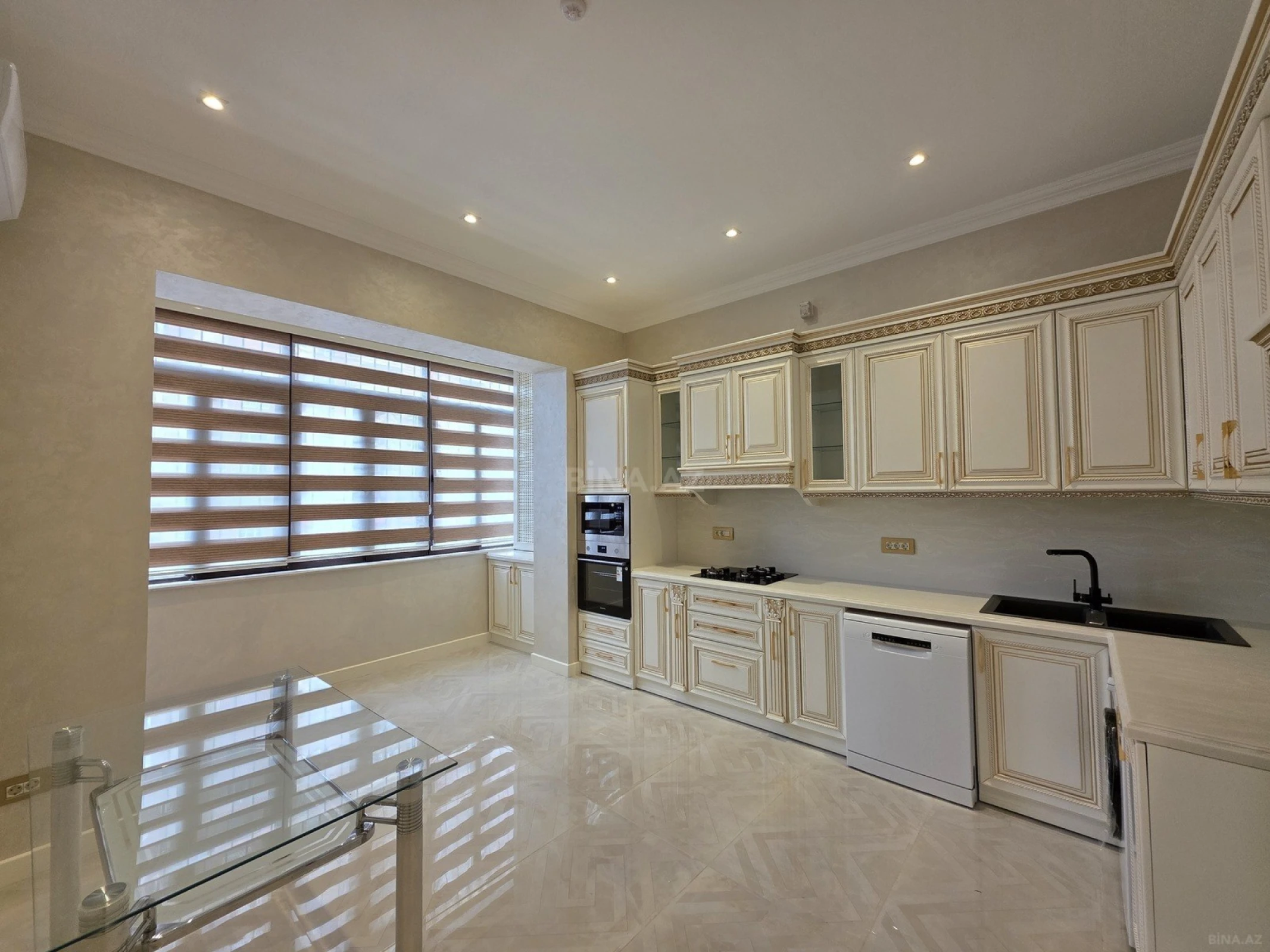 Kirayə verilir 3 otaqlı mənzil 170 m²