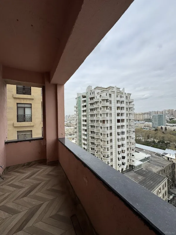 Satılır 4 otaqlı mənzil 210 m²