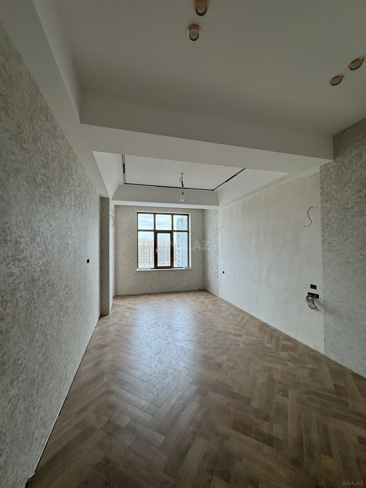 Satılır 4 otaqlı mənzil 210 m²