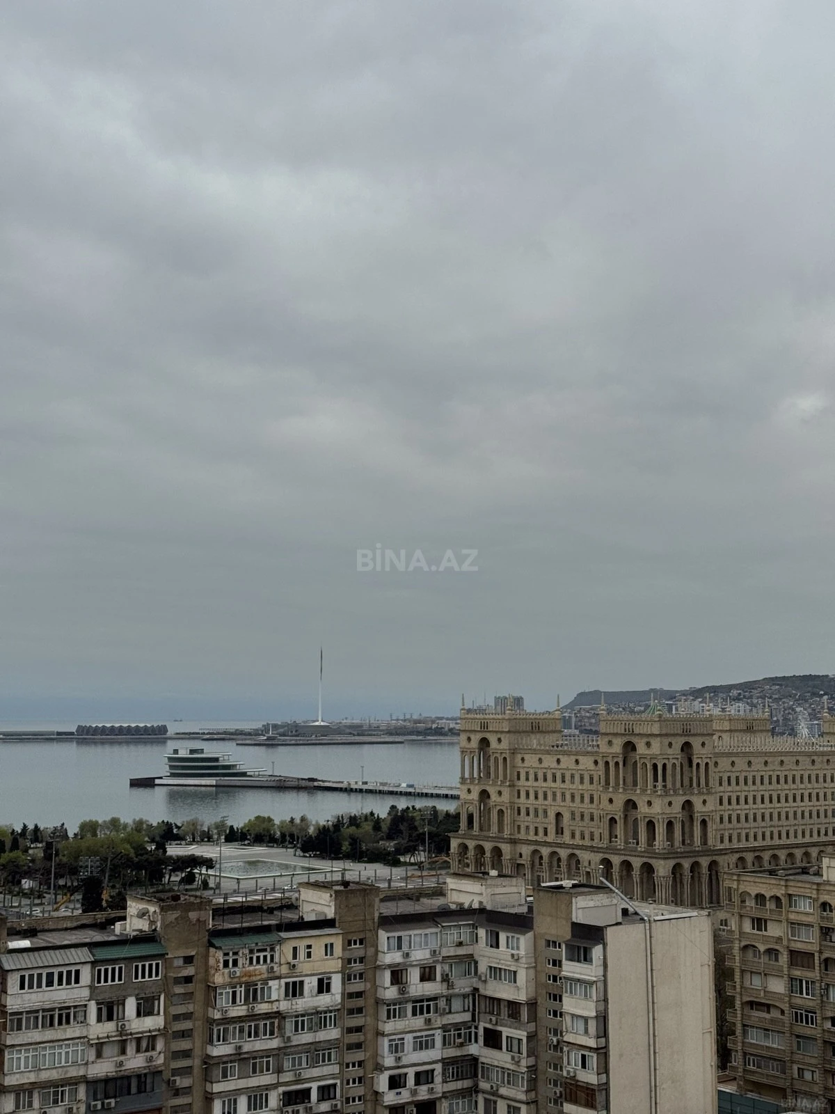 Satılır 4 otaqlı mənzil 210 m²