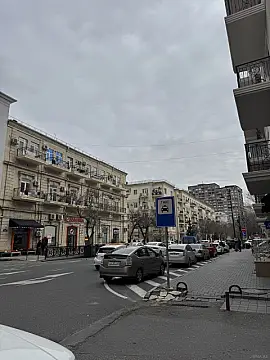 Satılır 4 otaqlı mənzil 210 m²