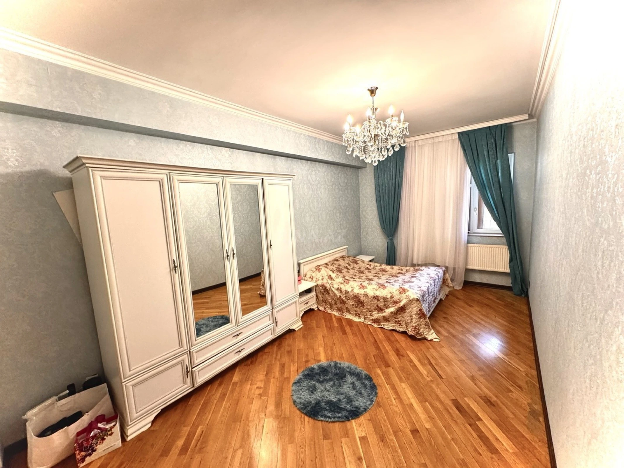 Satılır 3 otaqlı mənzil 135 m²