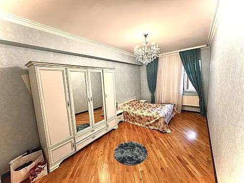 Satılır 3 otaqlı mənzil 135 m²