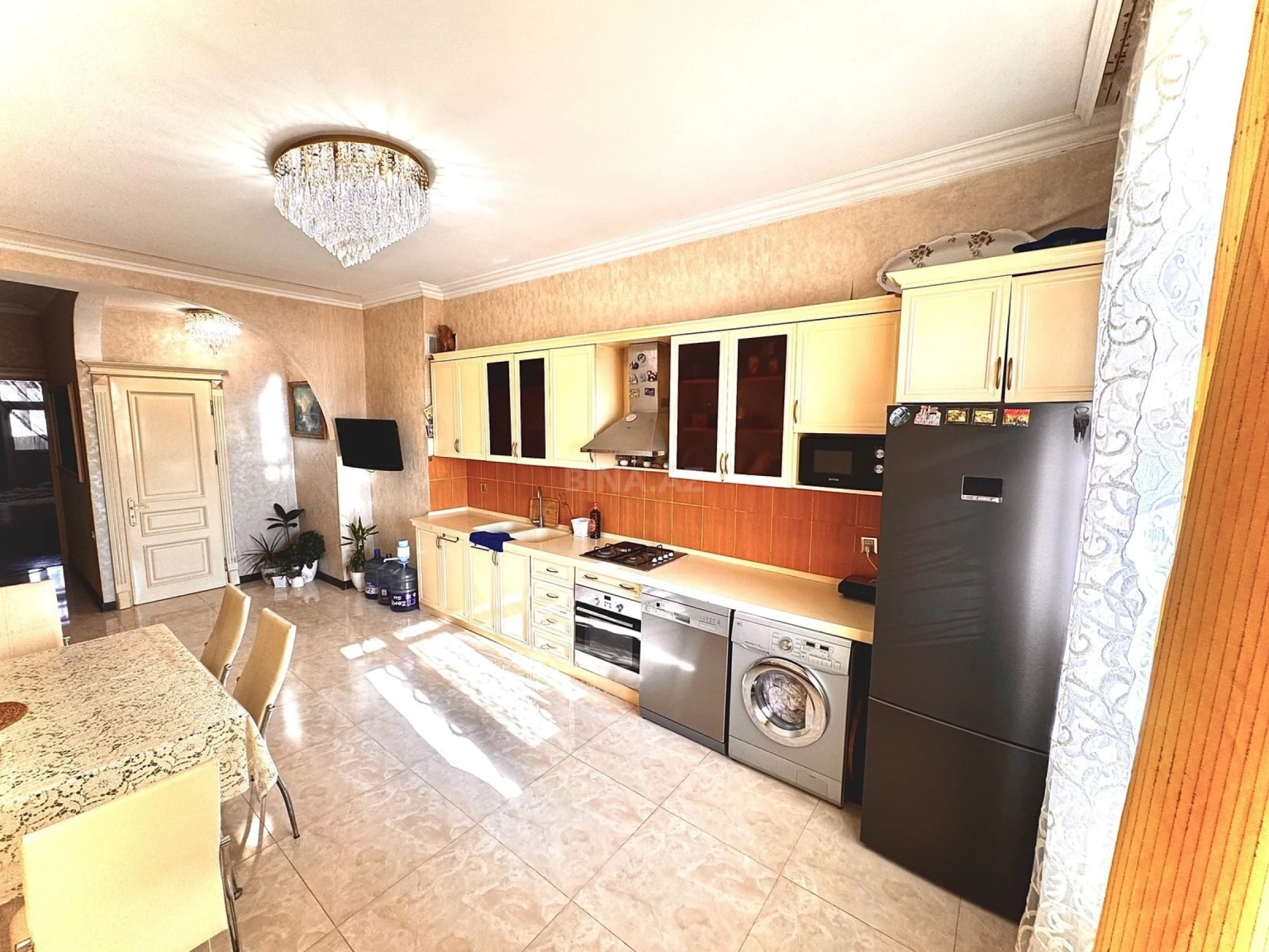 Satılır 3 otaqlı mənzil 135 m²