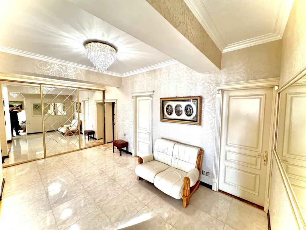 Satılır 3 otaqlı mənzil 135 m²