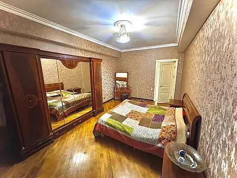 Satılır 3 otaqlı mənzil 135 m²