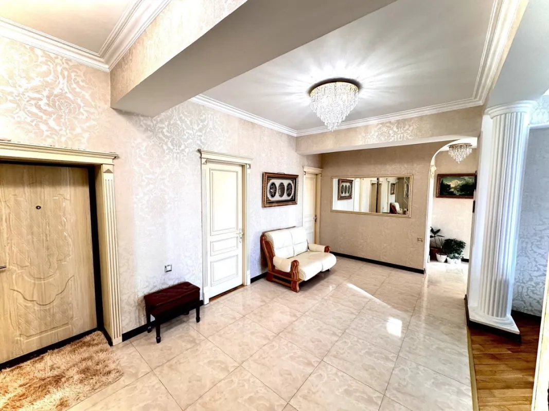 Satılır 3 otaqlı mənzil 135 m²