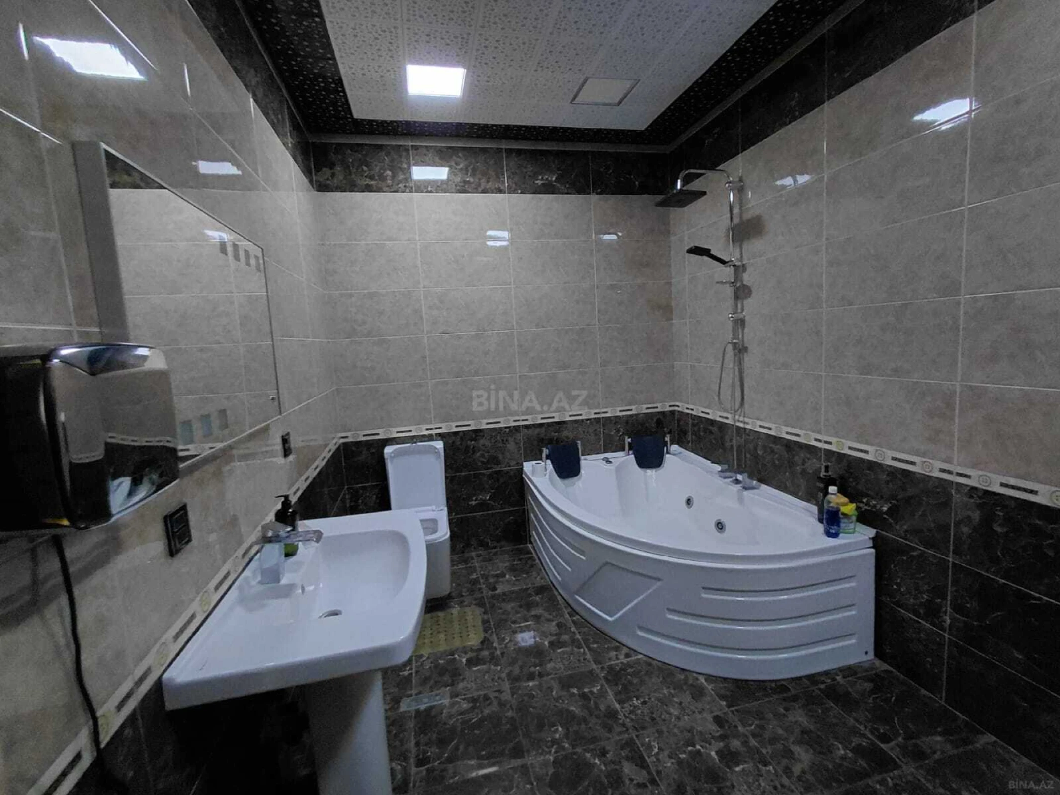 Satılır 6 otaqlı həyət evi 300 m²