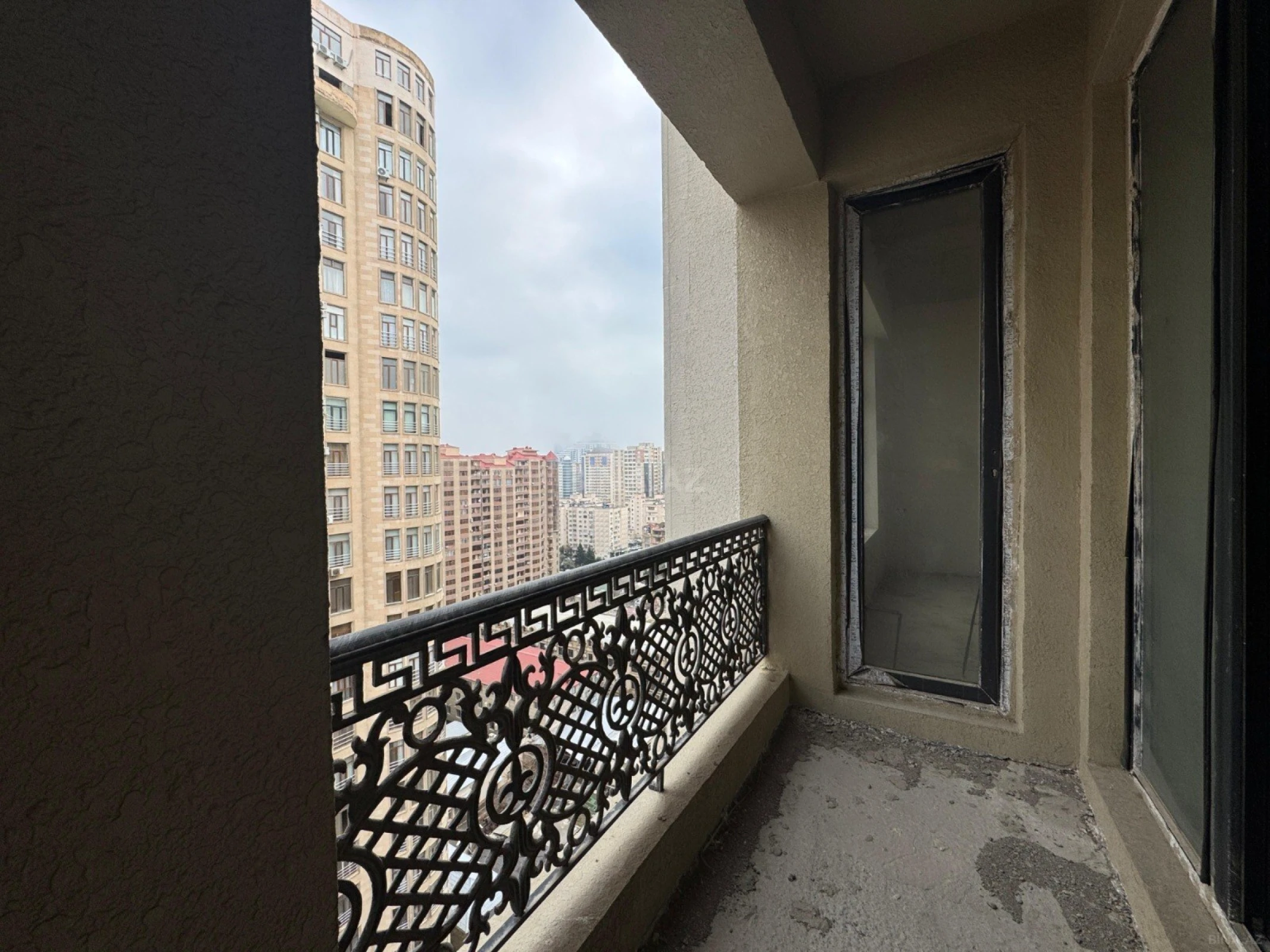 Satılır 3 otaqlı mənzil 121 m²