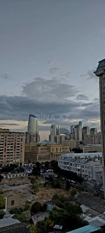 Satılır 4 otaqlı mənzil 171 m²