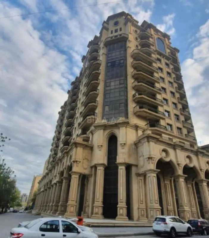 Satılır 4 otaqlı mənzil 230 m²