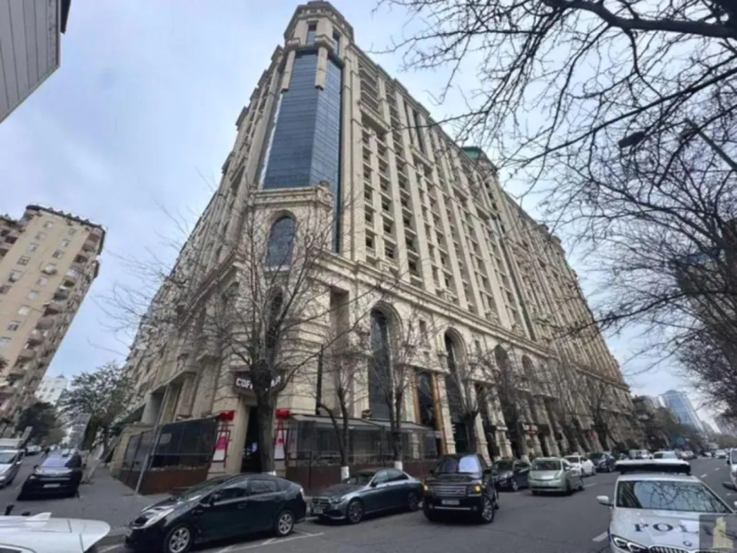 Satılır 4 otaqlı mənzil 230 m²