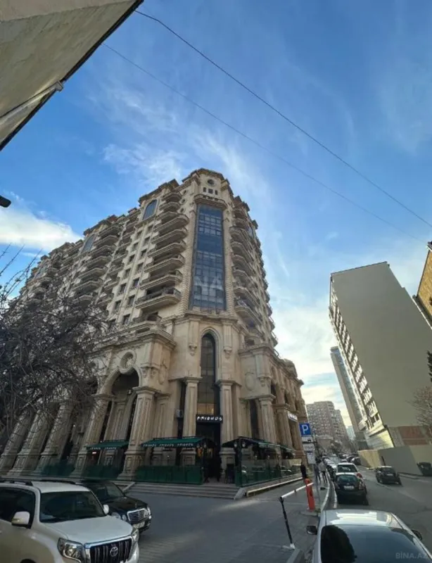 Satılır 4 otaqlı mənzil 230 m²