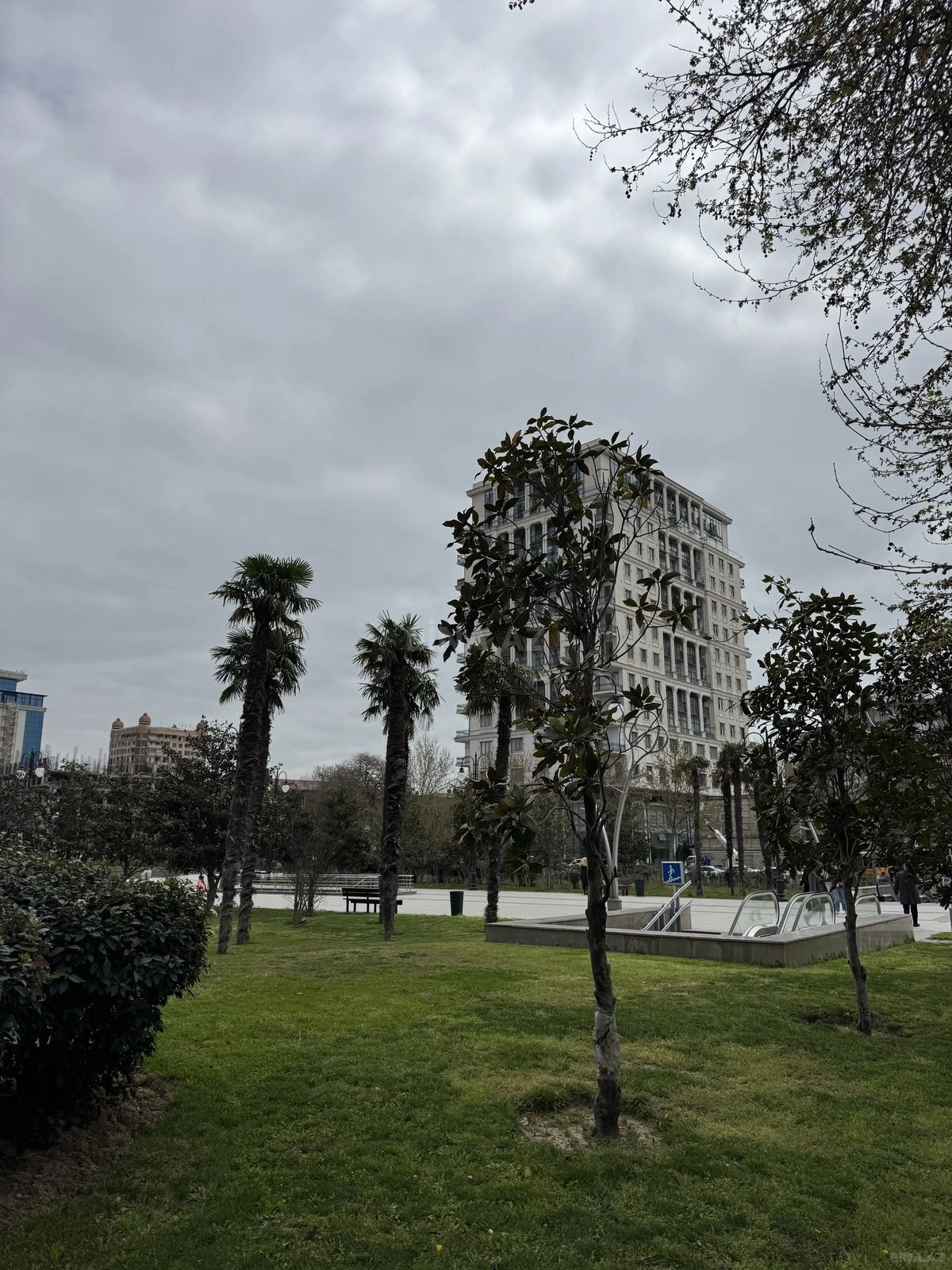 Satılır 3 otaqlı mənzil 184 m²