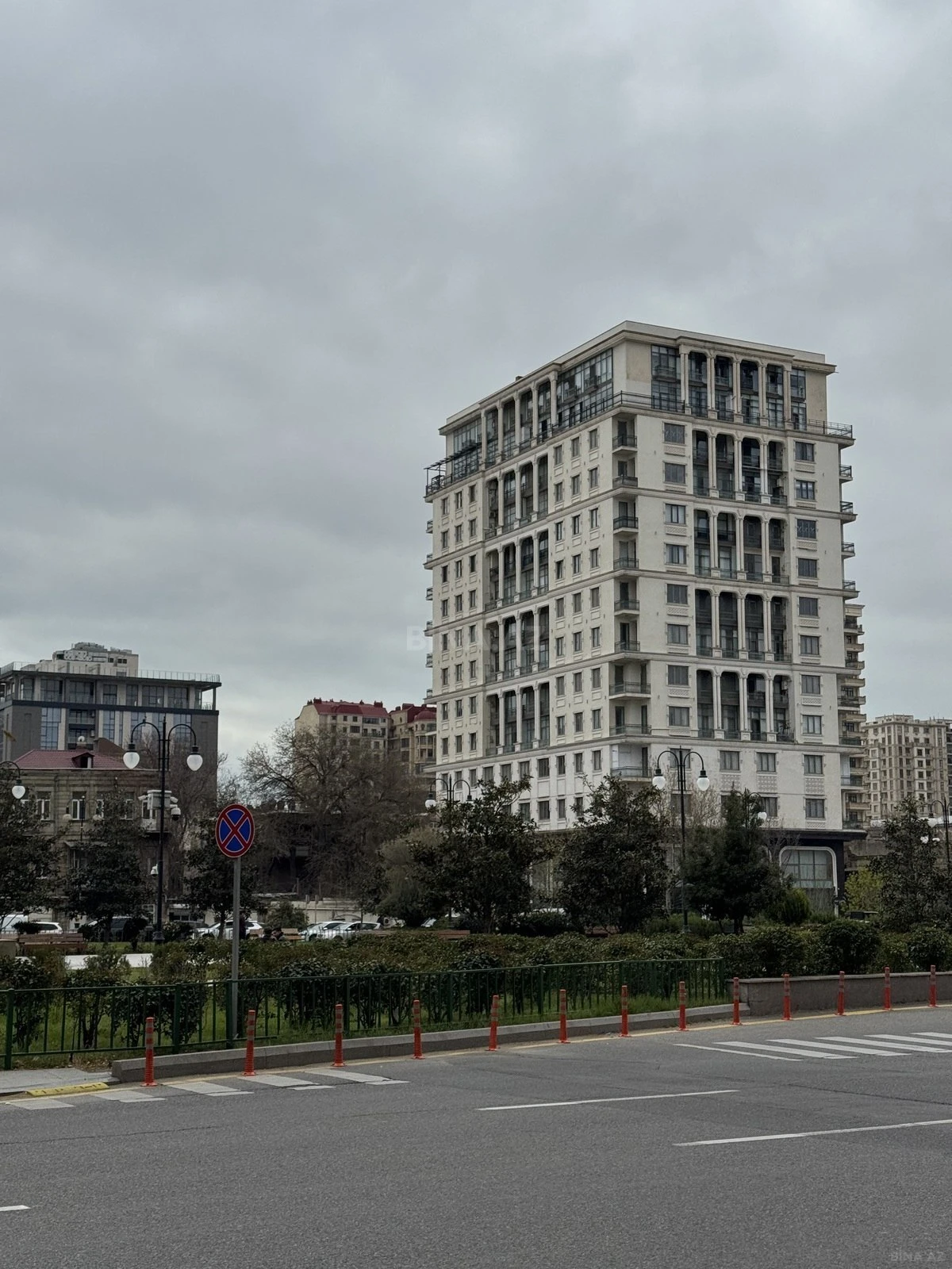 Satılır 3 otaqlı mənzil 184 m²