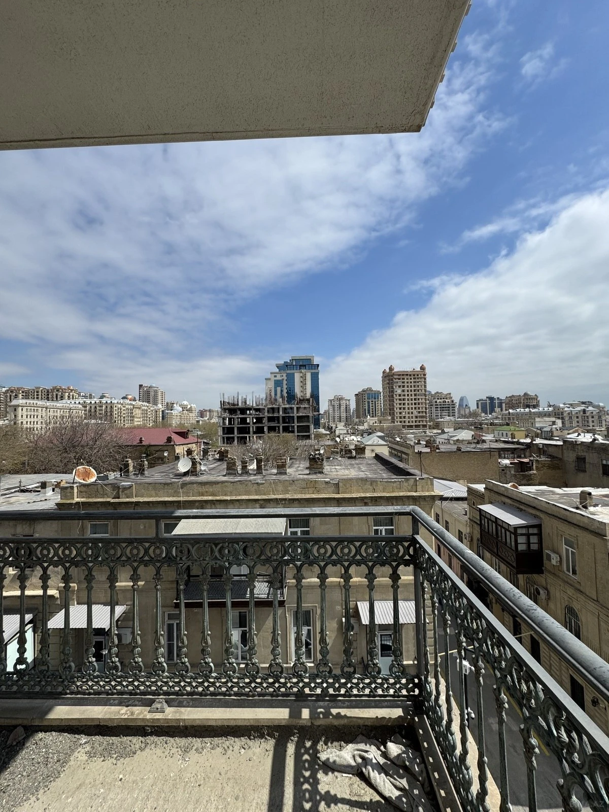 Satılır 3 otaqlı mənzil 184 m²