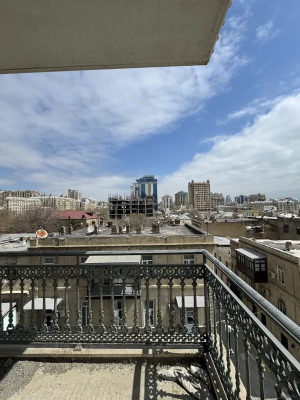 Satılır 3 otaqlı mənzil 184 m²