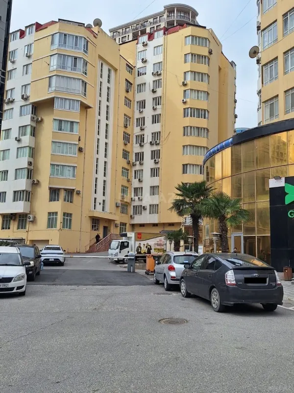 Satılır 4 otaqlı mənzil 170 m²