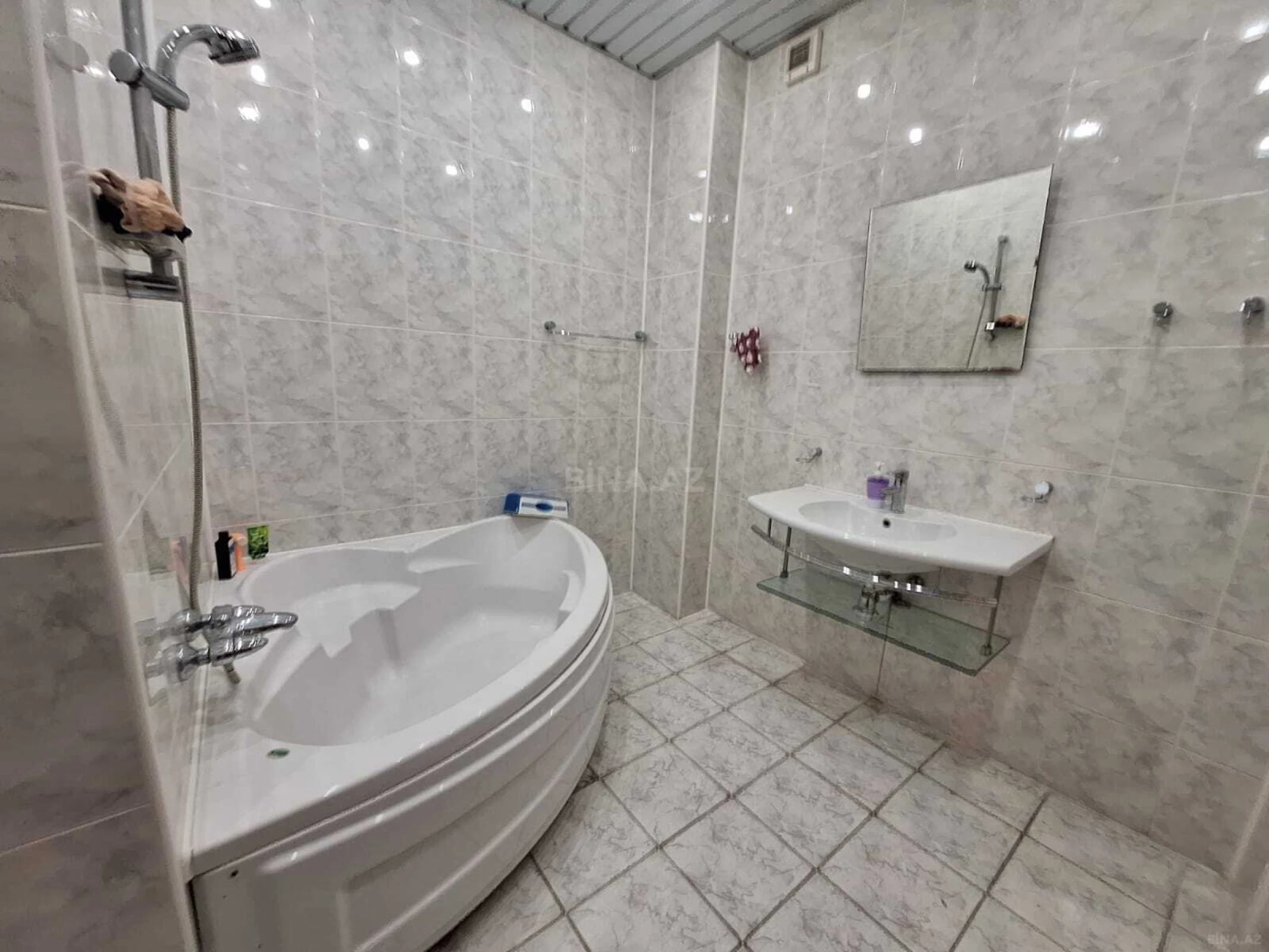 Satılır 4 otaqlı mənzil 170 m²
