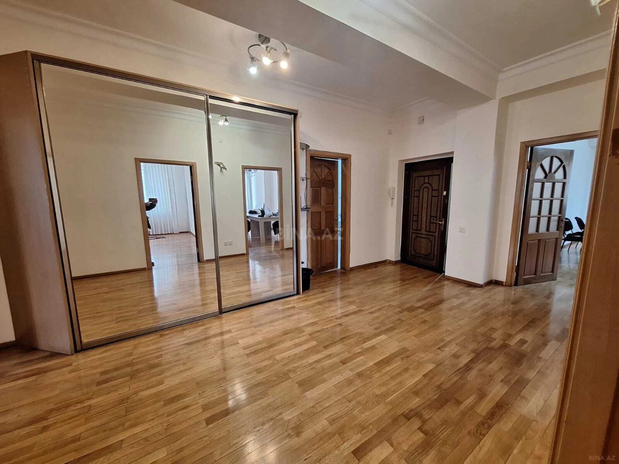 Satılır 4 otaqlı mənzil 170 m²