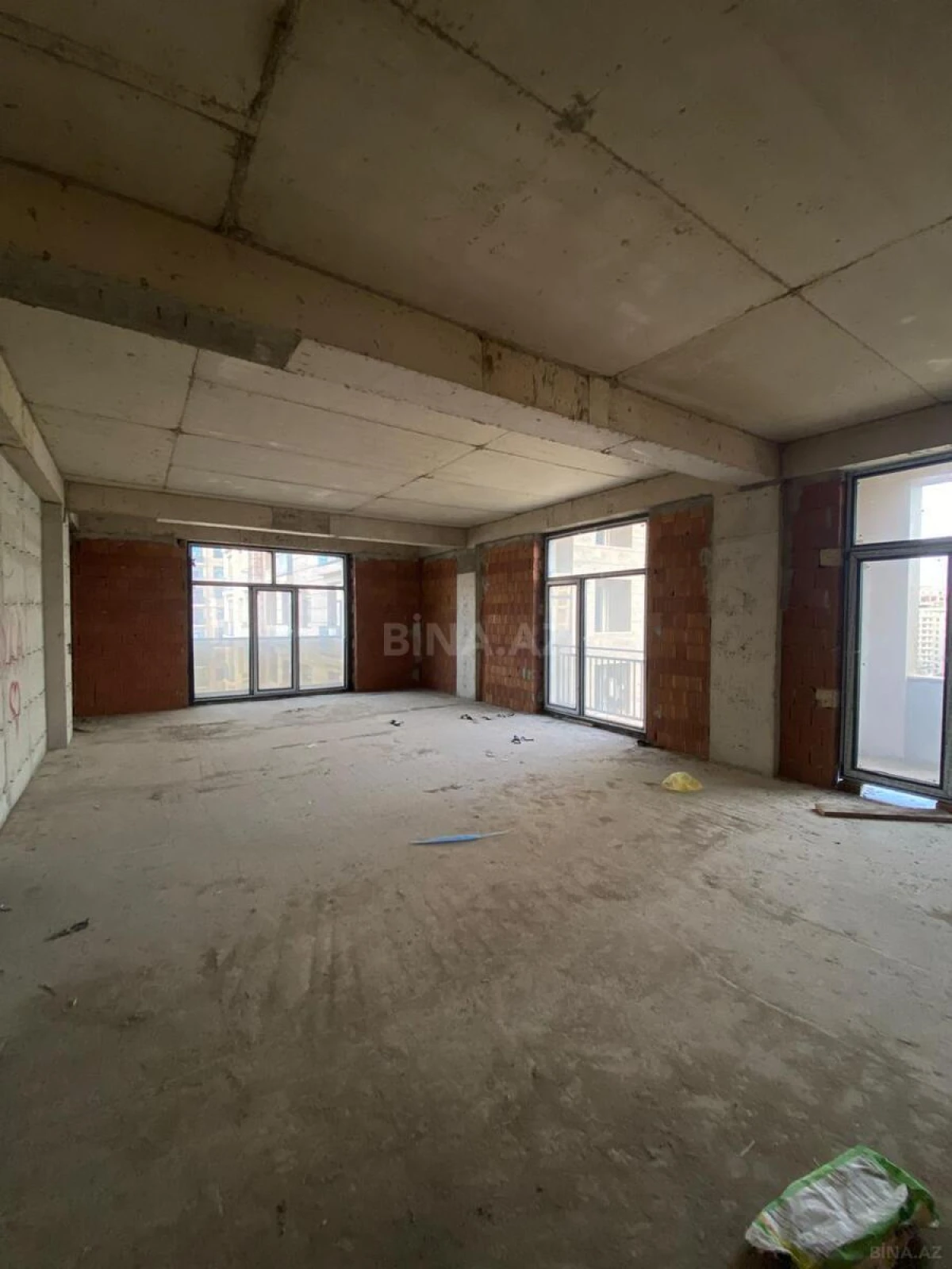 Satılır 3 otaqlı mənzil 121.3 m²