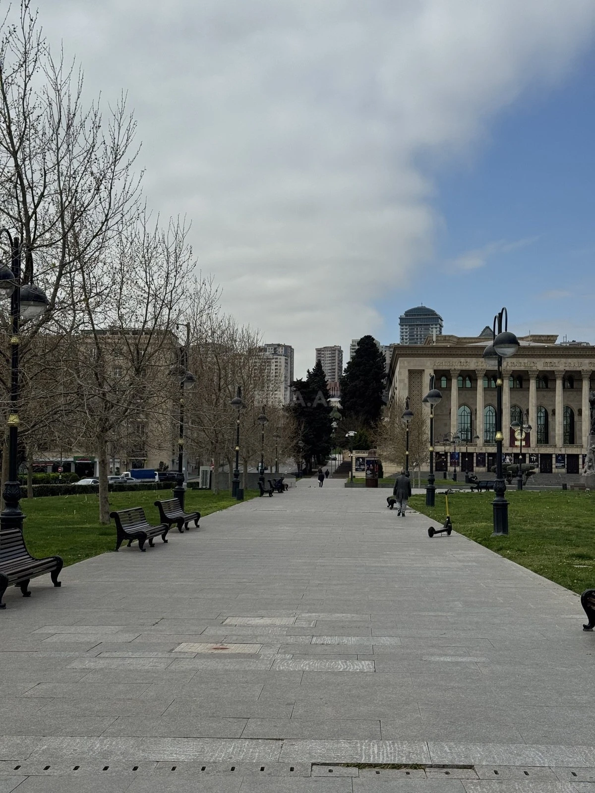 Satılır 4 otaqlı mənzil 246 m²