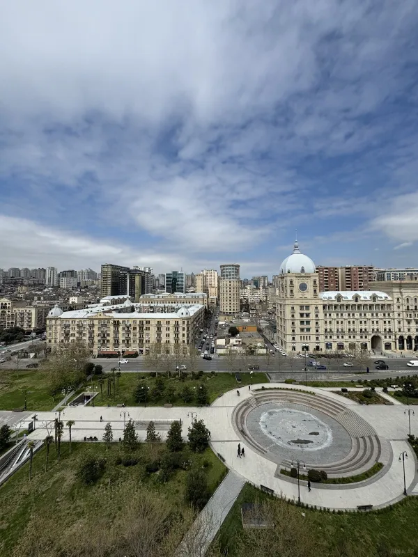 Satılır 4 otaqlı mənzil 246 m²