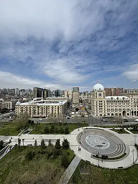 Satılır 4 otaqlı mənzil 246 m²