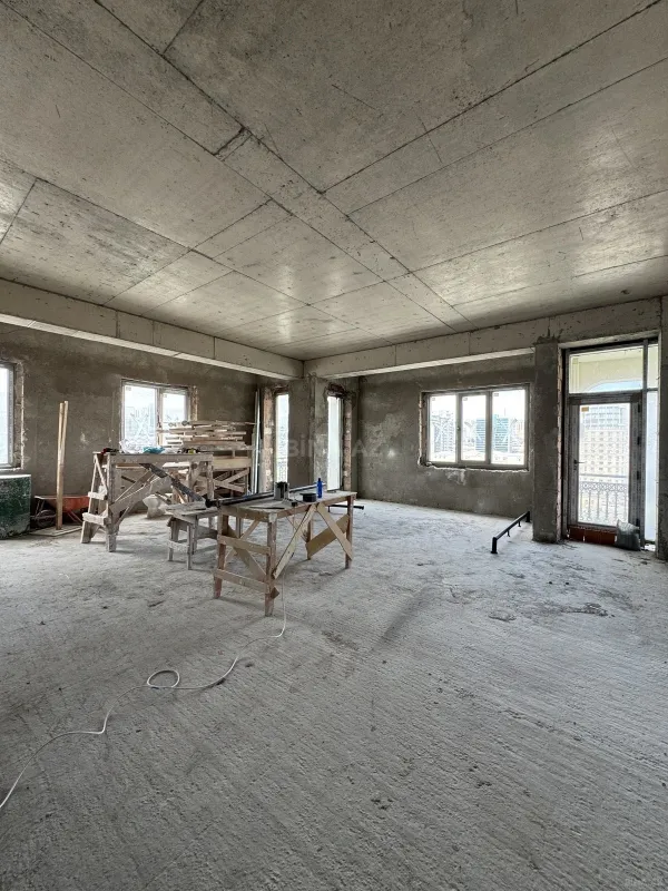 Satılır 4 otaqlı mənzil 246 m²