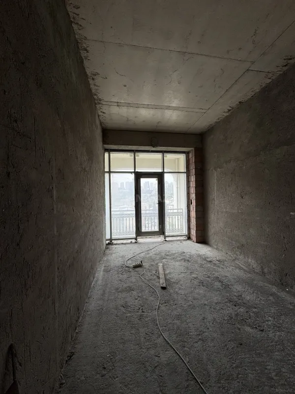 Satılır 4 otaqlı mənzil 246 m²