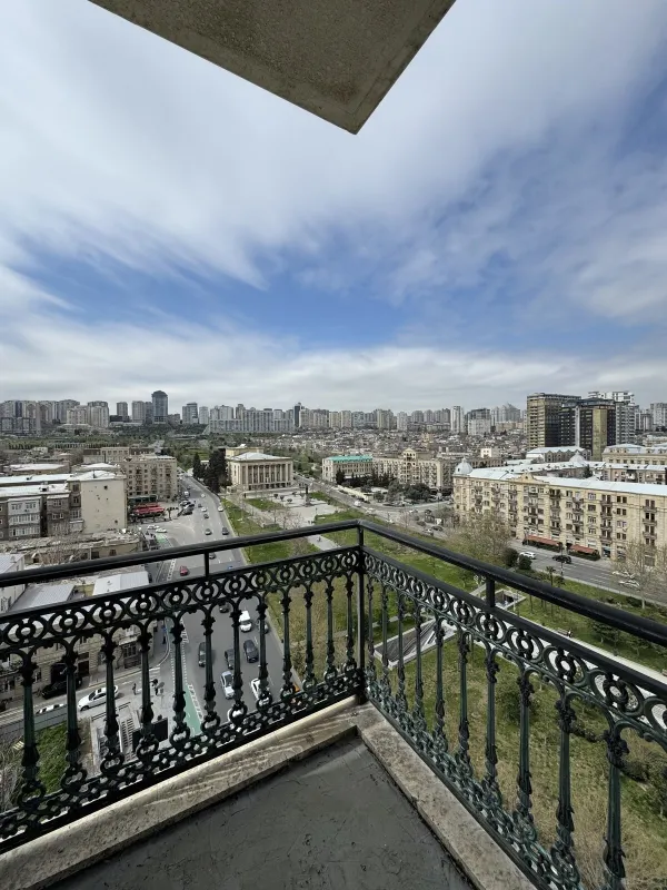 Satılır 4 otaqlı mənzil 246 m²