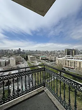 Satılır 4 otaqlı mənzil 246 m²