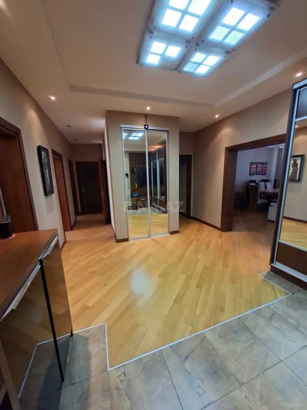 Satılır 4 otaqlı mənzil 159 m²