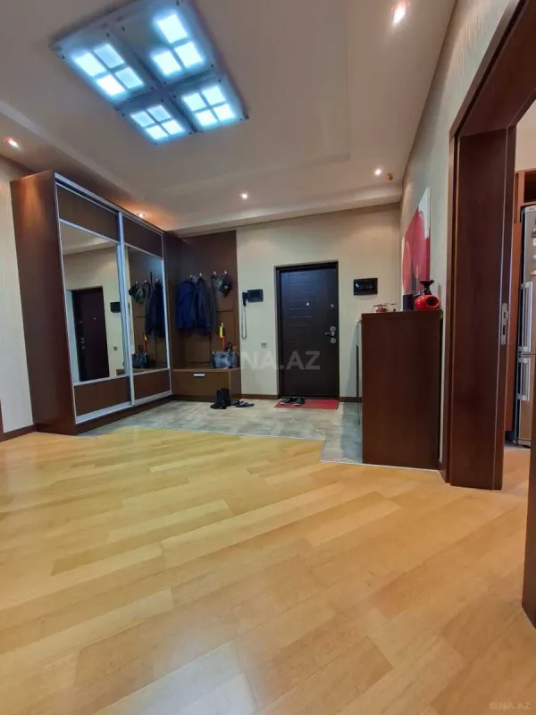 Satılır 4 otaqlı mənzil 159 m²