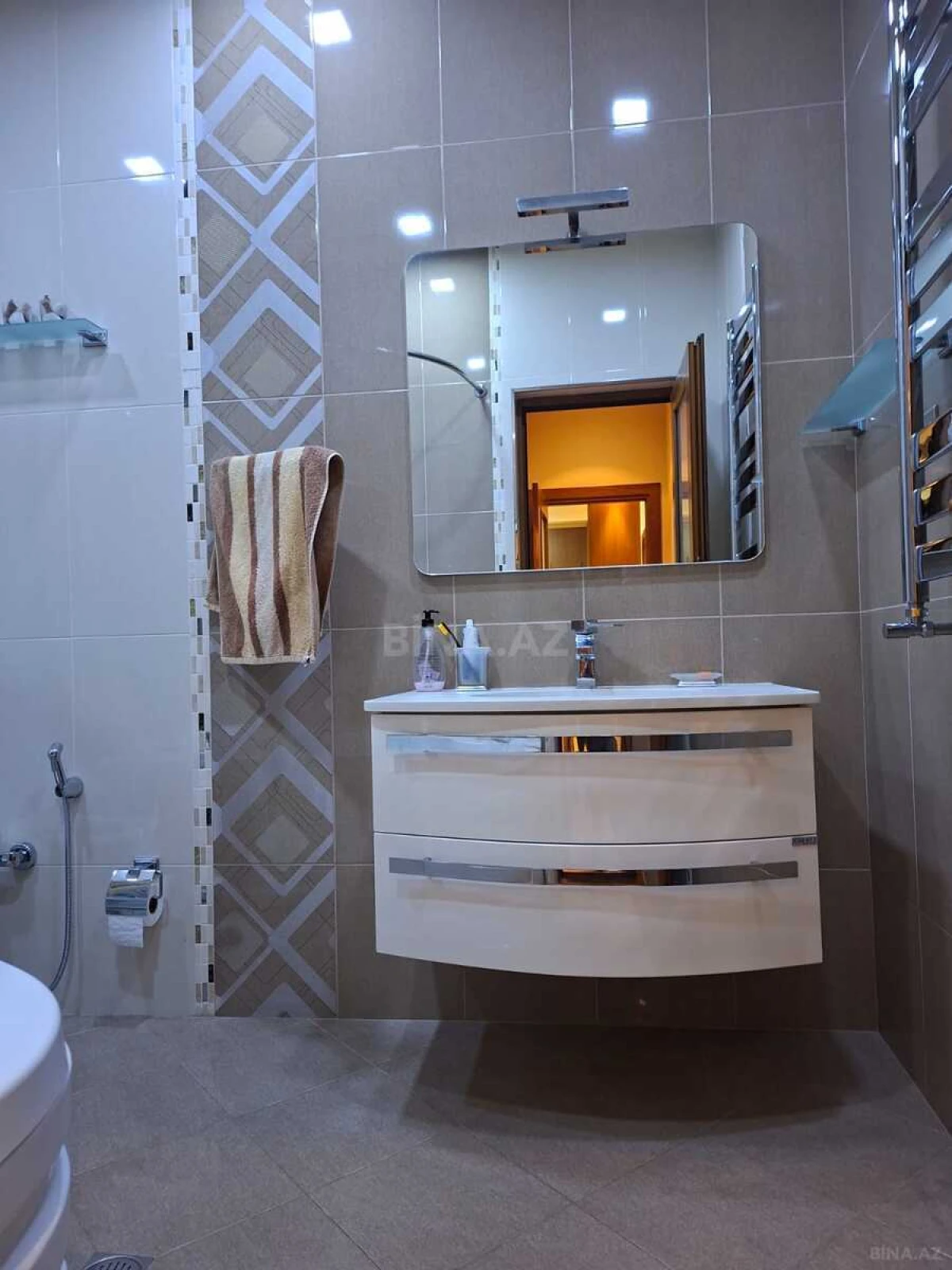 Satılır 4 otaqlı mənzil 159 m²