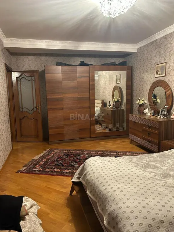 Satılır 4 otaqlı mənzil 130 m²
