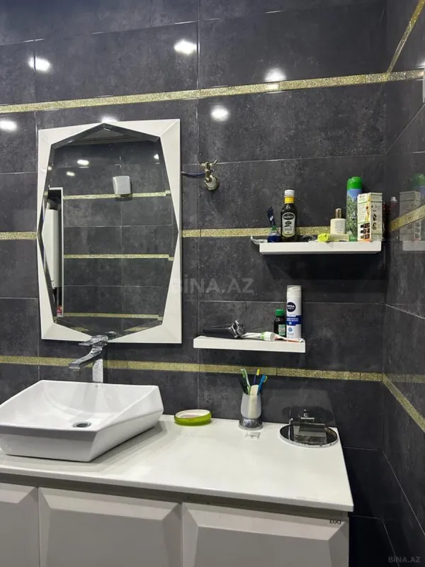 Satılır 4 otaqlı mənzil 130 m²