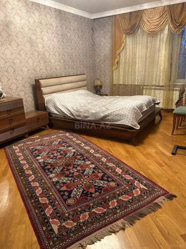 Satılır 4 otaqlı mənzil 130 m²