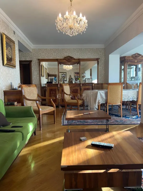 Satılır 4 otaqlı mənzil 130 m²