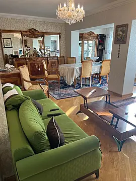 Satılır 4 otaqlı mənzil 130 m²