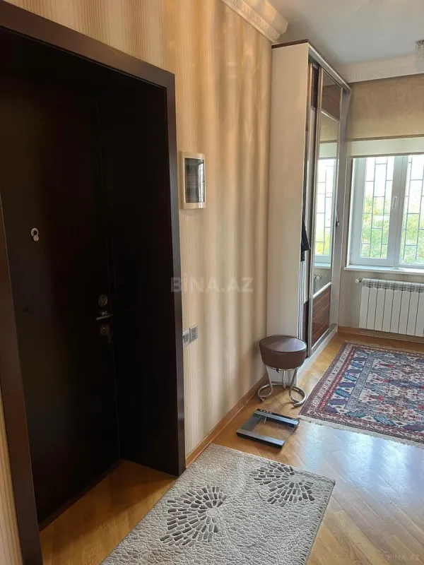 Satılır 4 otaqlı mənzil 130 m²