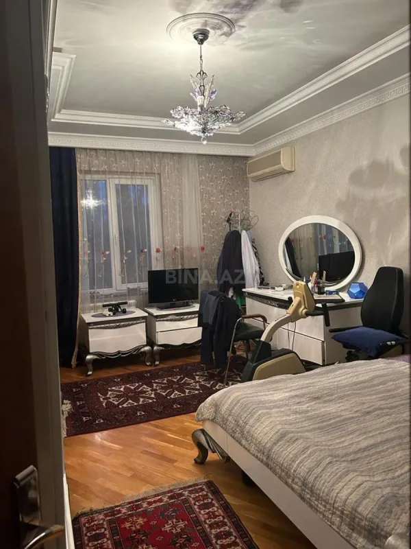 Satılır 4 otaqlı mənzil 130 m²