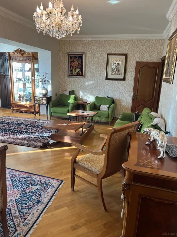 Satılır 4 otaqlı mənzil 130 m²