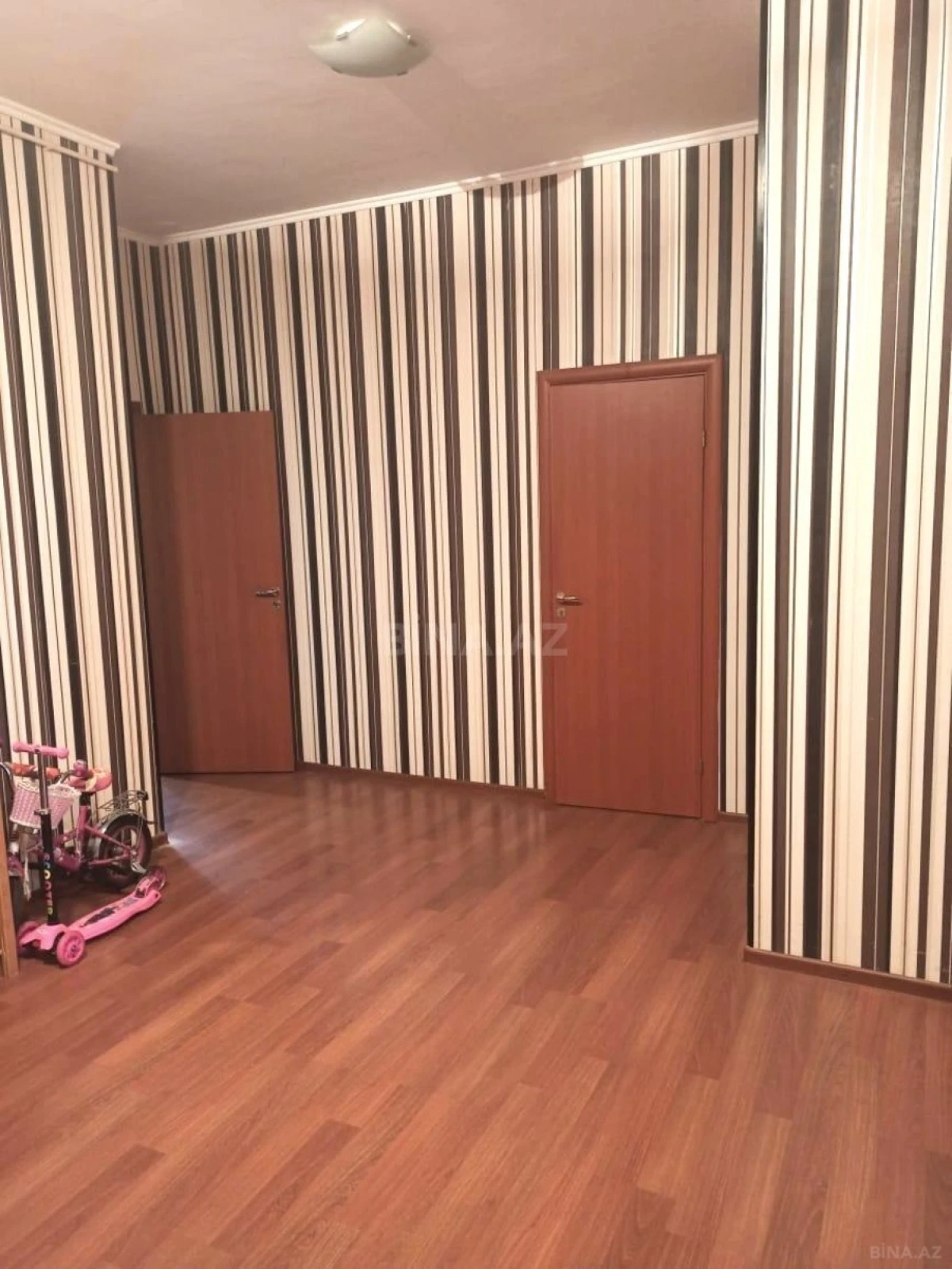 Satılır 3 otaqlı mənzil 137 m²